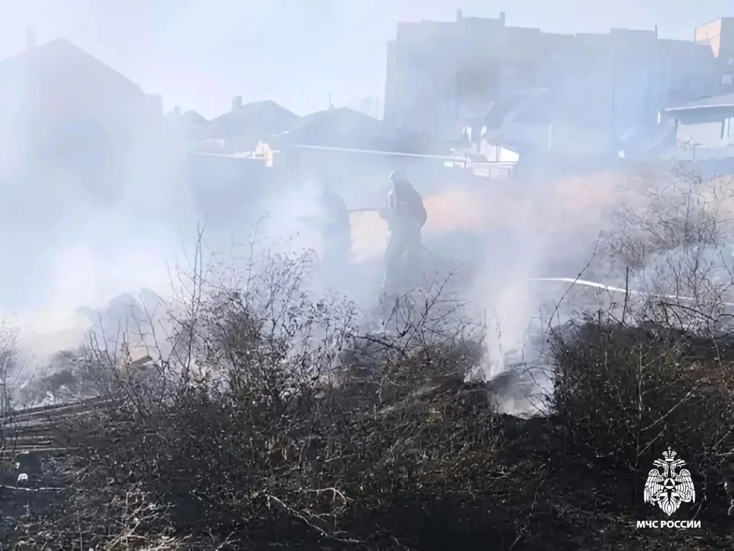 В Элисте потушили возгорание сухой травы за «Сити-3»