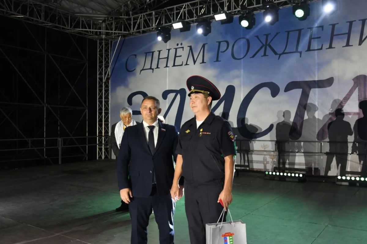 В День города Элисты чествовали тех, кто своим трудом меняет столицу к лучшему В День города Элисты чествовали тех, кто своим трудом меняет столицу к лучшему