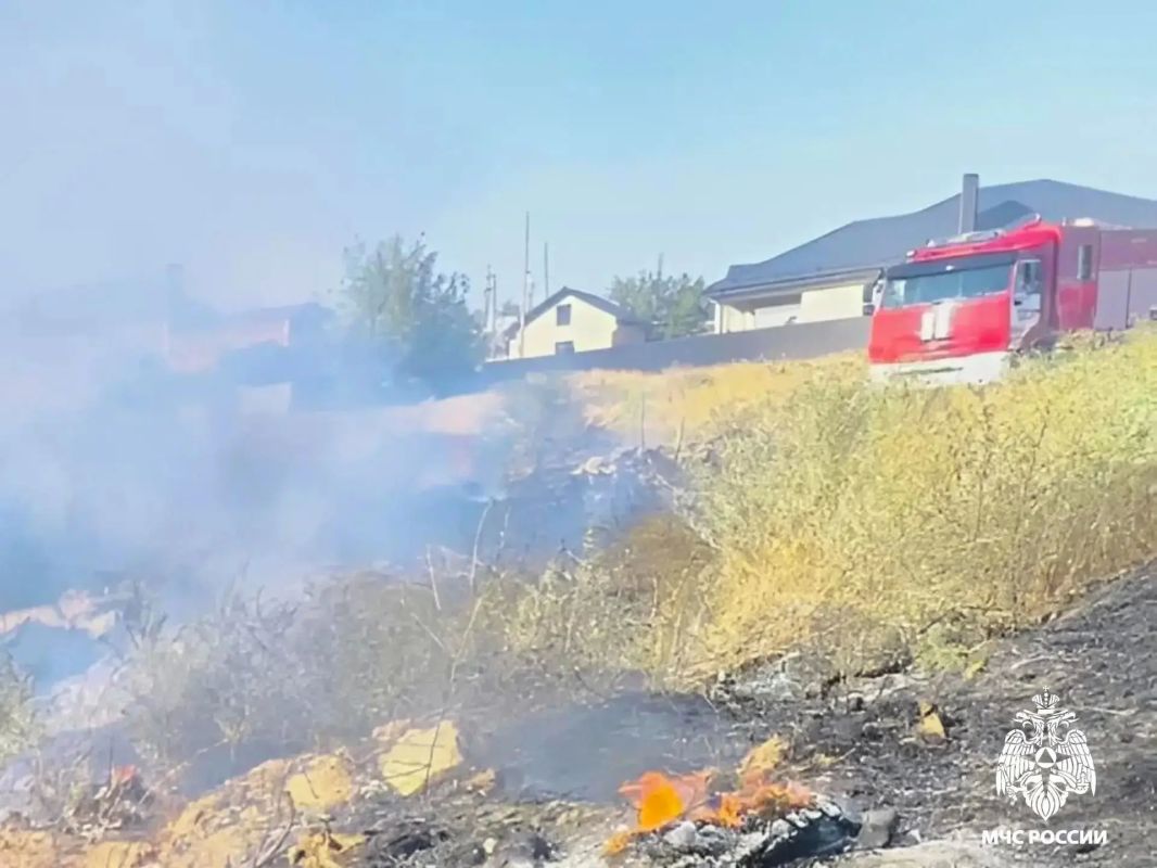 В Элисте потушили возгорание сухой травы за «Сити-3» В Элисте потушили возгорание сухой травы за «Сити-3»