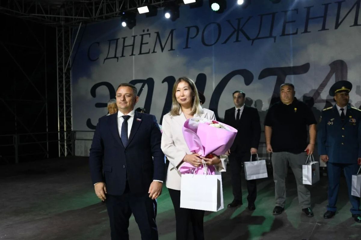 В День города Элисты чествовали тех, кто своим трудом меняет столицу к лучшему В День города Элисты чествовали тех, кто своим трудом меняет столицу к лучшему