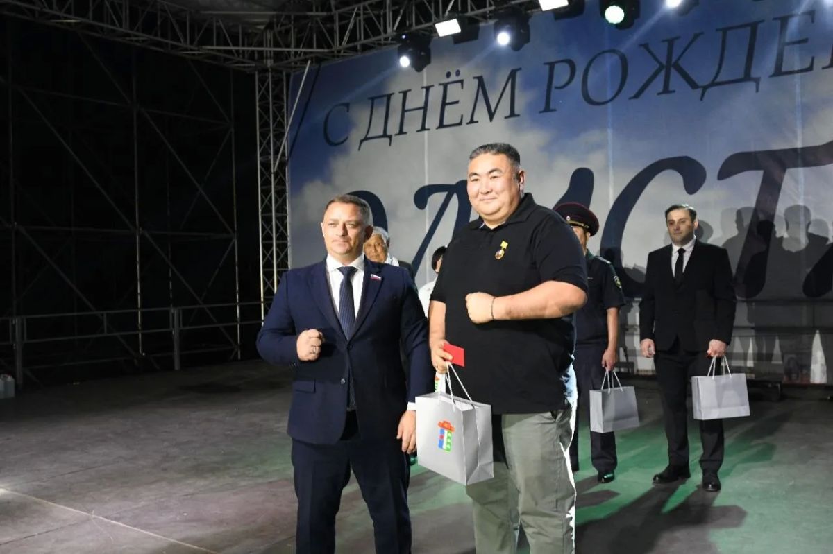 В День города Элисты чествовали тех, кто своим трудом меняет столицу к лучшему В День города Элисты чествовали тех, кто своим трудом меняет столицу к лучшему