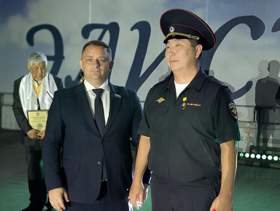 В честь 161-летия Элисты глава города — председатель ЭГС Максим Сорокин вручил заслуженные награды людям, которые внесли значимый вклад в развитие столицы и всей Калмыкии В честь 161-летия Элисты глава города — председатель ЭГС Максим Сорокин вручил заслуженные награды людям, которые внесли значимый вклад в развитие столицы и всей Калмыкии