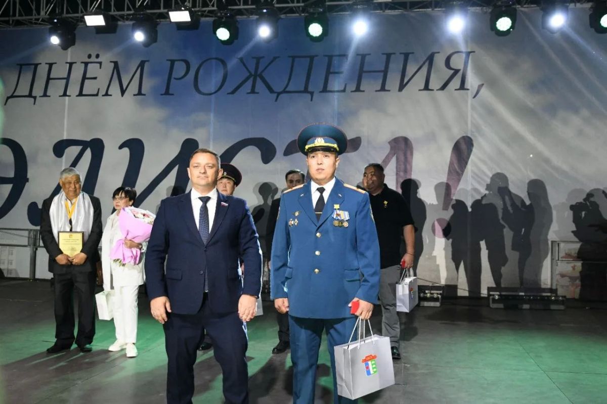 В День города Элисты чествовали тех, кто своим трудом меняет столицу к лучшему В День города Элисты чествовали тех, кто своим трудом меняет столицу к лучшему