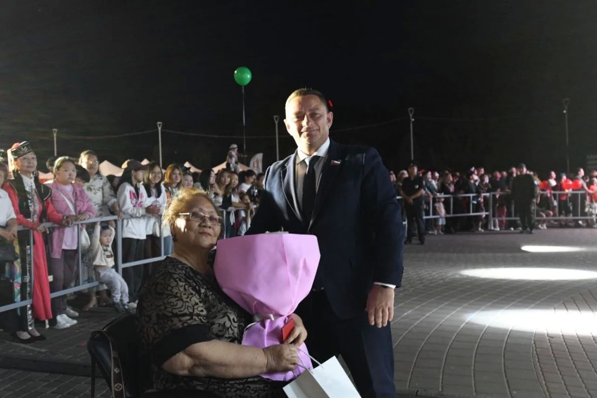 В День города Элисты чествовали тех, кто своим трудом меняет столицу к лучшему В День города Элисты чествовали тех, кто своим трудом меняет столицу к лучшему