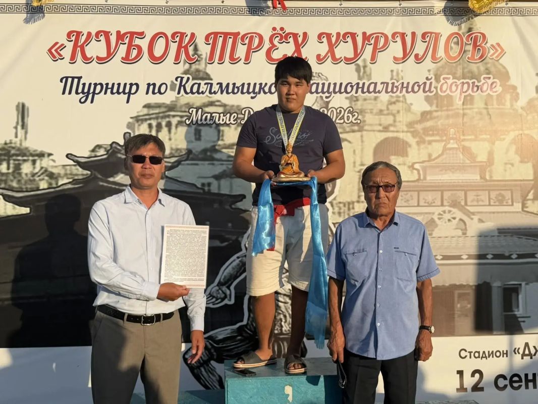 Грандиозный турнир по калмыцкой национальной борьбе «Кубок Трех Хурулов» собрал 247 спортсменов - в схватках сошлись представители всех районов Калмыкии Грандиозный турнир по калмыцкой национальной борьбе «Кубок Трех Хурулов» собрал 247 спортсменов - в схватках сошлись представители всех районов Калмыкии