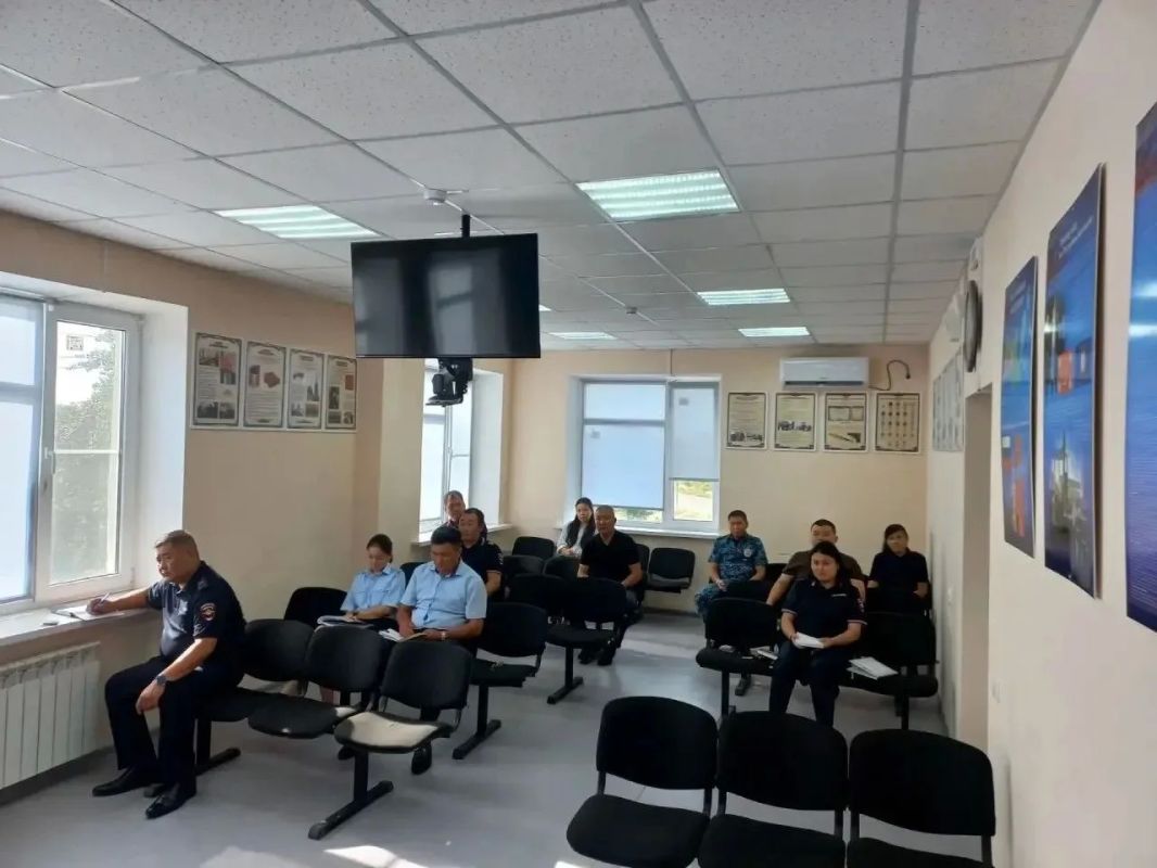 Председатель Сарпинской территориальной избирательной комиссии Елена Шевченко совместно с врио заместителя начальника полиции по ООП МО МВД России «Сарпинский» майором полиции Дмитрием Санджиевым провели семинар-совещание с... Председатель Сарпинской территориальной избирательной комиссии Елена Шевченко совместно с врио заместителя начальника полиции по ООП МО МВД России «Сарпинский» майором полиции Дмитрием Санджиевым провели семинар-совещание с...