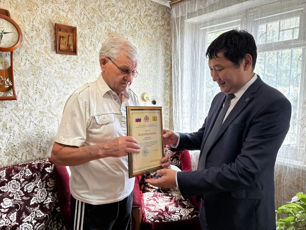 В преддверии Дня работников лесного хозяйства сотрудники Минприроды Калмыкии поздравили ветеранов отрасли
