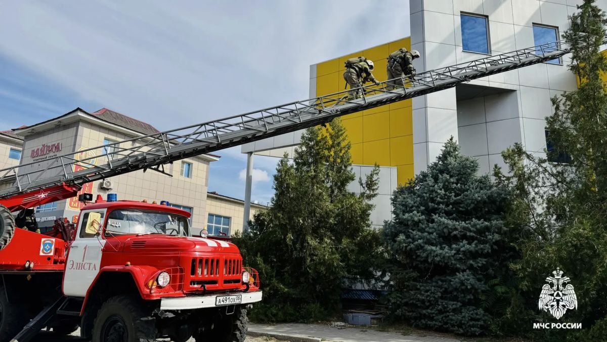 Сотрудники МЧС России провели пожарно-тактические учения в развлекательном центре «Уралан»