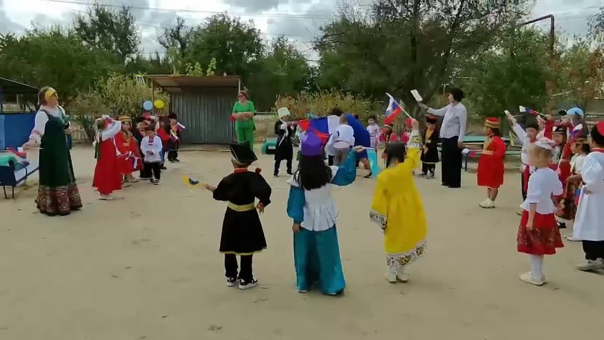 Единство начинается с доброго слова, улыбки и общего дела! Даже если тебе всего пять лет В детском саду «Солнышко» в Малых Дербетах прошел флешмоб в честь Года единства народов России. Малыши дефилировали в национальных...