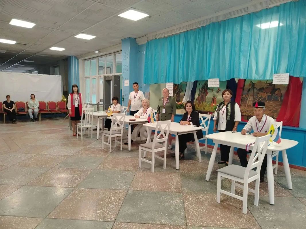 Дорогие наши избиратели!. Все участковые избирательные комиссии республики открыты и готовы к встрече с вами! Члены избирательных комиссий принимают граждан с 8:00 до 20:00 по местному времени Дорогие наши избиратели!. Все участковые избирательные комиссии республики открыты и готовы к встрече с вами! Члены избирательных комиссий принимают граждан с 8:00 до 20:00 по местному времени