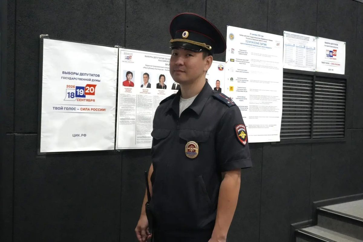Глава МВД Калмыкии проверил службу полиции на избирательных участках Глава МВД Калмыкии проверил службу полиции на избирательных участках