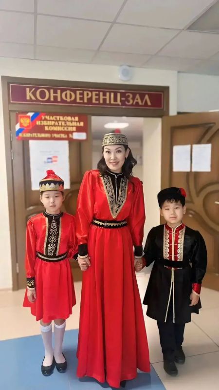 На выборы — вместе с детьми и в национальных костюмах На выборы — вместе с детьми и в национальных костюмах