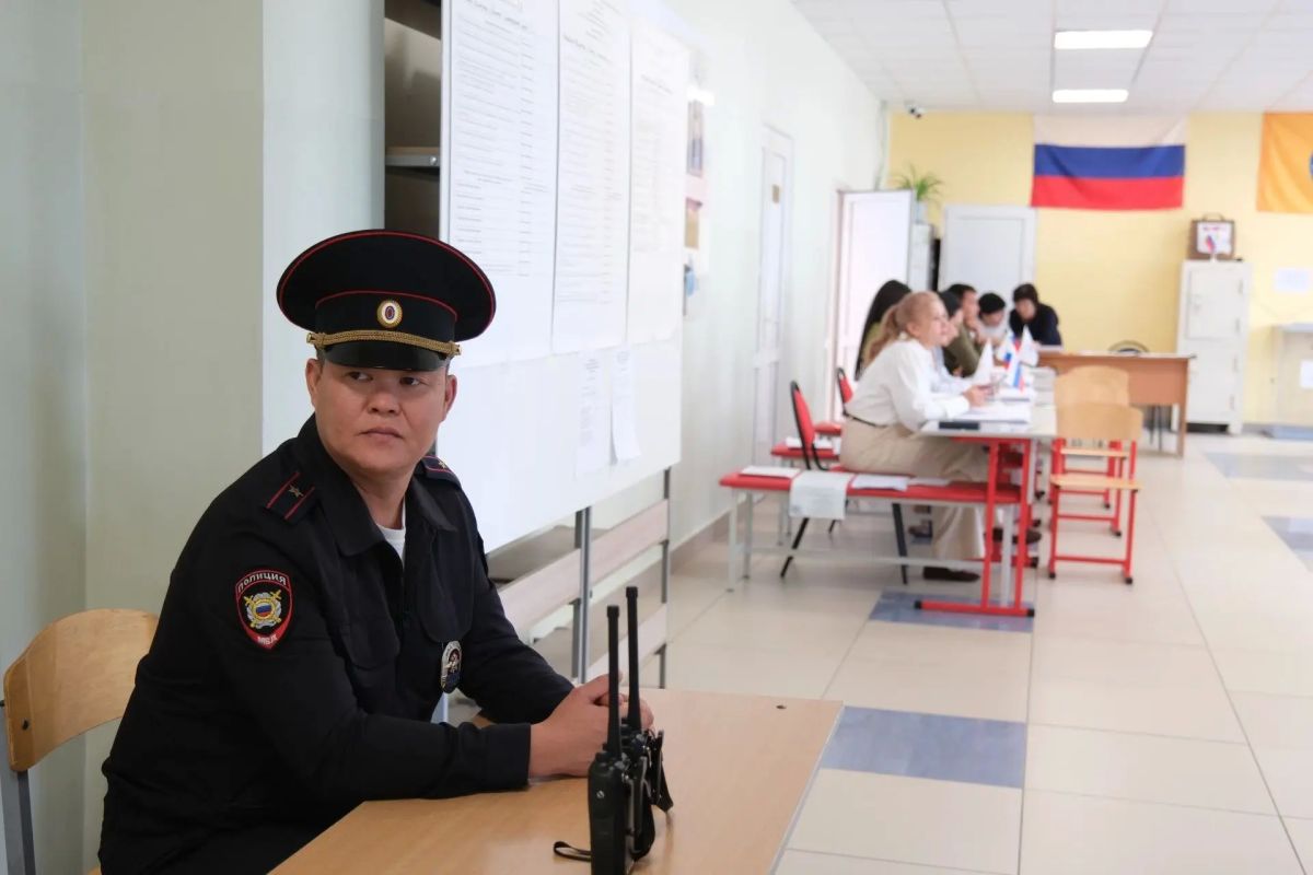 Правоохранительные органы обеспечивают безопасность на избирательных участках Калмыкии Правоохранительные органы обеспечивают безопасность на избирательных участках Калмыкии