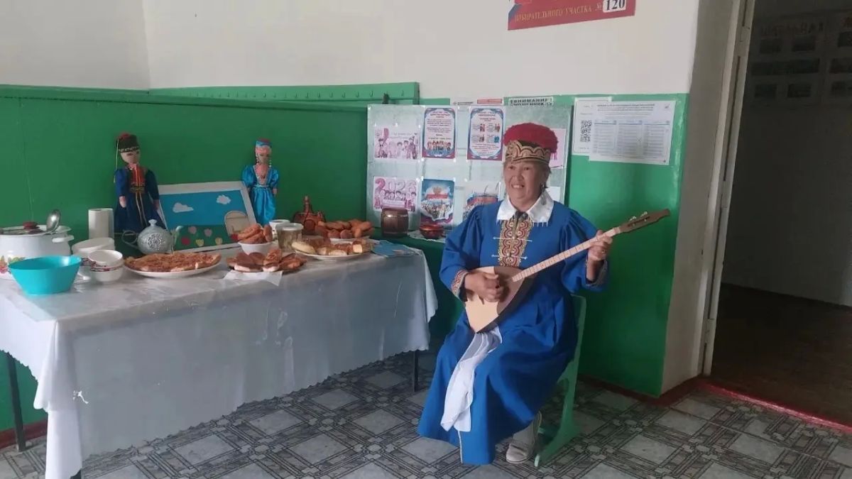В Год единства народов России не только голосующие приходят на участки в национальных костюмах, но и работники УИКов В Год единства народов России не только голосующие приходят на участки в национальных костюмах, но и работники УИКов