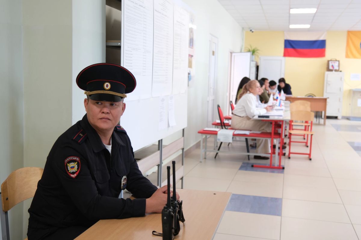 Сотрудники полиции Калмыкии несут службу на избирательных участках республики Сотрудники полиции Калмыкии несут службу на избирательных участках республики