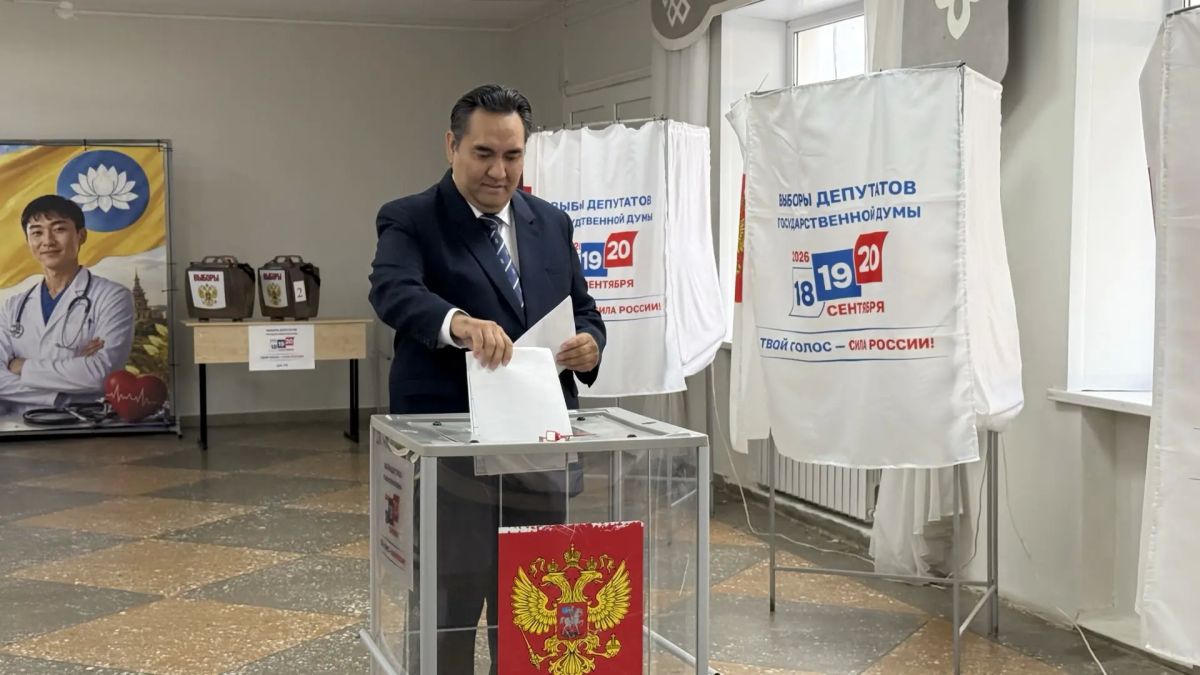 Члены Общественного совета МВД по Республике Калмыкия посетили избирательные участки Члены Общественного совета МВД по Республике Калмыкия посетили избирательные участки