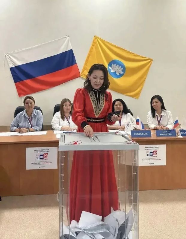 Главный врач Республиканской больницы им. П. Жемчуева, Саглар Чумпинова, вместе со своими племянниками пришли на избирательный участок в национальных костюмах Главный врач Республиканской больницы им. П. Жемчуева, Саглар Чумпинова, вместе со своими племянниками пришли на избирательный участок в национальных костюмах