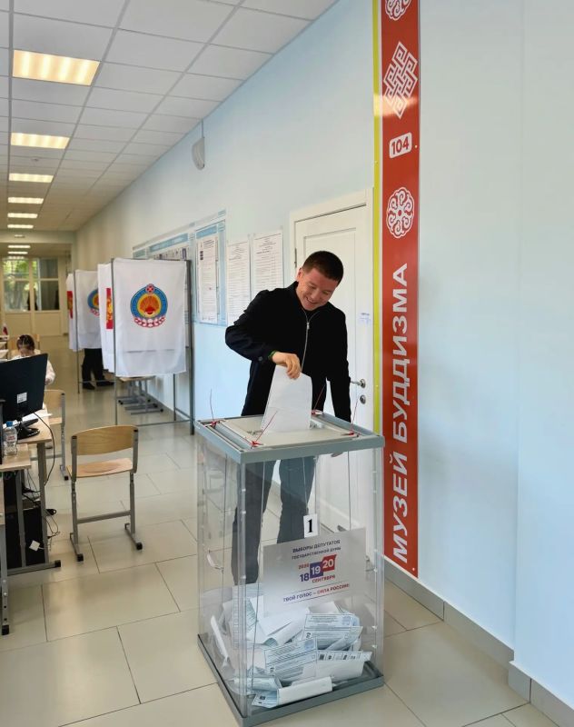 Депутат Элистинского Городского Собрания Терек Дорджиев проголосовал на избирательном участке, расположенном в Элистинском техническом лицее