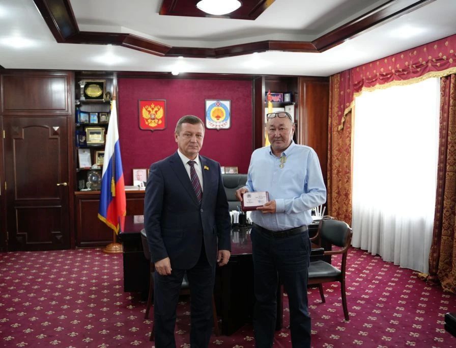 По поручению Главы Республики Калмыкия Бату Хасикова Председатель Народного Хурала (Парламента) РК Артем Михайлов вручил медали имени Эрдни Теледжиевича Деликова участникам специальной военной операции По поручению Главы Республики Калмыкия Бату Хасикова Председатель Народного Хурала (Парламента) РК Артем Михайлов вручил медали имени Эрдни Теледжиевича Деликова участникам специальной военной операции