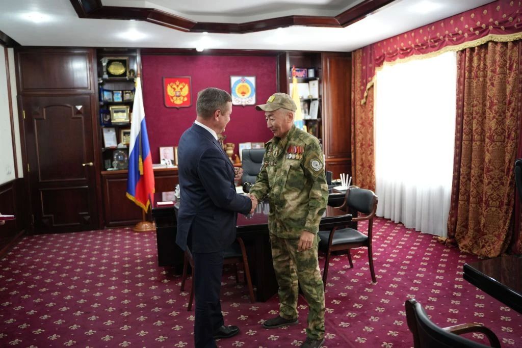 По поручению Главы Республики Калмыкия Бату Хасикова Председатель Народного Хурала (Парламента) РК Артем Михайлов вручил медали имени Эрдни Теледжиевича Деликова участникам специальной военной операции По поручению Главы Республики Калмыкия Бату Хасикова Председатель Народного Хурала (Парламента) РК Артем Михайлов вручил медали имени Эрдни Теледжиевича Деликова участникам специальной военной операции
