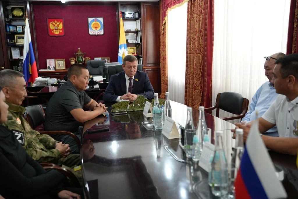 По поручению Главы Республики Калмыкия Бату Хасикова Председатель Народного Хурала (Парламента) РК Артем Михайлов вручил медали имени Эрдни Теледжиевича Деликова участникам специальной военной операции По поручению Главы Республики Калмыкия Бату Хасикова Председатель Народного Хурала (Парламента) РК Артем Михайлов вручил медали имени Эрдни Теледжиевича Деликова участникам специальной военной операции