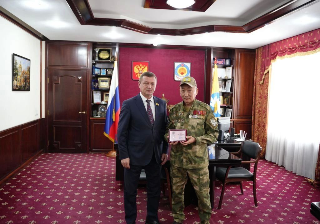 По поручению Главы Республики Калмыкия Бату Хасикова Председатель Народного Хурала (Парламента) РК Артем Михайлов вручил медали имени Эрдни Теледжиевича Деликова участникам специальной военной операции По поручению Главы Республики Калмыкия Бату Хасикова Председатель Народного Хурала (Парламента) РК Артем Михайлов вручил медали имени Эрдни Теледжиевича Деликова участникам специальной военной операции