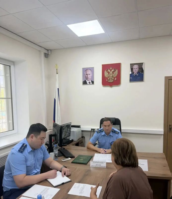 Первый заместитель прокурора республики провел прием жителей Лаганского и Черноземельского районов Первый заместитель прокурора республики провел прием жителей Лаганского и Черноземельского районов