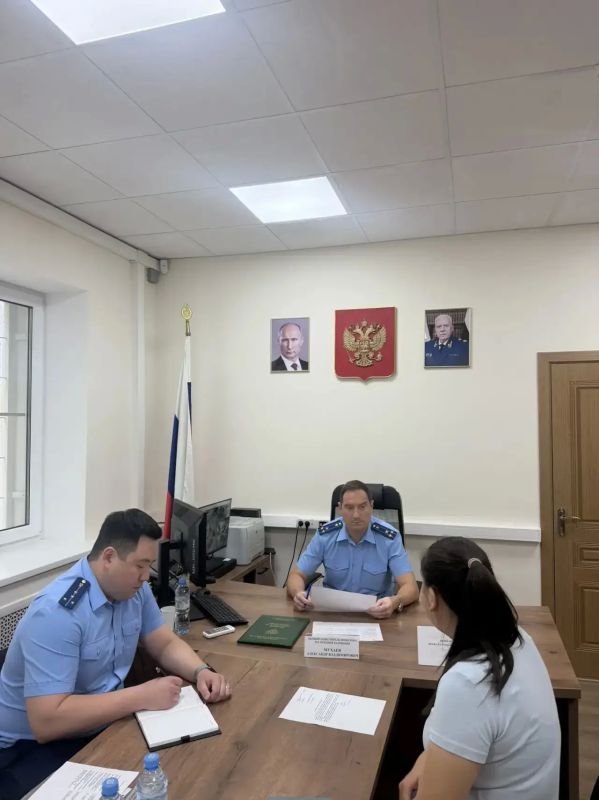 Первый заместитель прокурора республики провел прием жителей Лаганского и Черноземельского районов Первый заместитель прокурора республики провел прием жителей Лаганского и Черноземельского районов