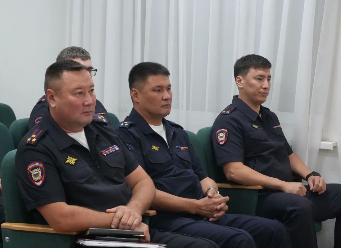 Сегодня в республиканском МВД прошло рабочее совещание, на котором состоялась церемония награждения сотрудников Информационного центра МВД по Республике Калмыкия, приуроченная ко дню образования службы Сегодня в республиканском МВД прошло рабочее совещание, на котором состоялась церемония награждения сотрудников Информационного центра МВД по Республике Калмыкия, приуроченная ко дню образования службы