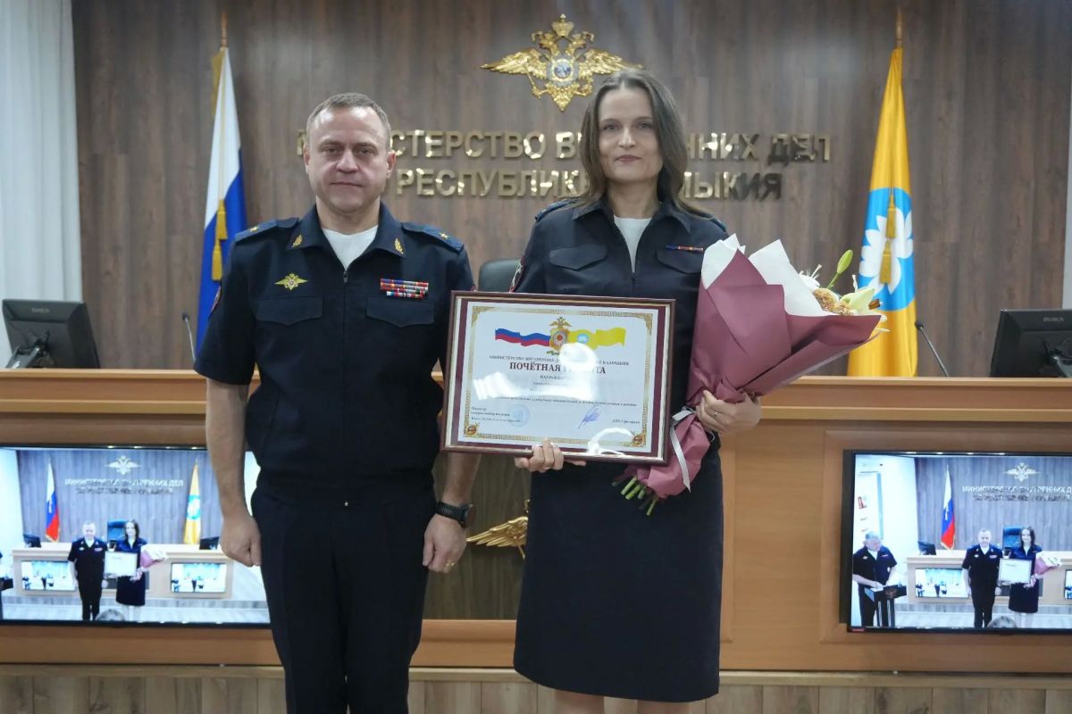 Сегодня в республиканском МВД прошло рабочее совещание, на котором состоялась церемония награждения сотрудников Информационного центра МВД по Республике Калмыкия, приуроченная ко дню образования службы Сегодня в республиканском МВД прошло рабочее совещание, на котором состоялась церемония награждения сотрудников Информационного центра МВД по Республике Калмыкия, приуроченная ко дню образования службы