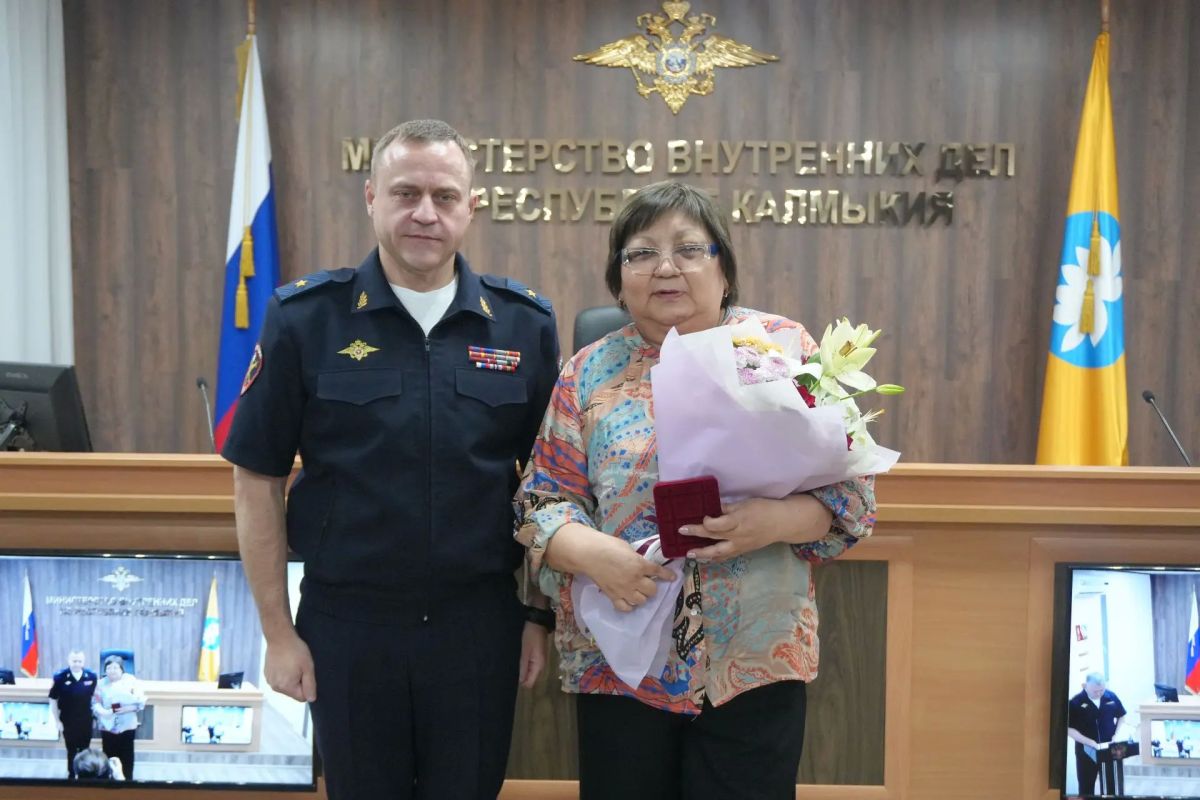 Сегодня в республиканском МВД прошло рабочее совещание, на котором состоялась церемония награждения сотрудников Информационного центра МВД по Республике Калмыкия, приуроченная ко дню образования службы Сегодня в республиканском МВД прошло рабочее совещание, на котором состоялась церемония награждения сотрудников Информационного центра МВД по Республике Калмыкия, приуроченная ко дню образования службы