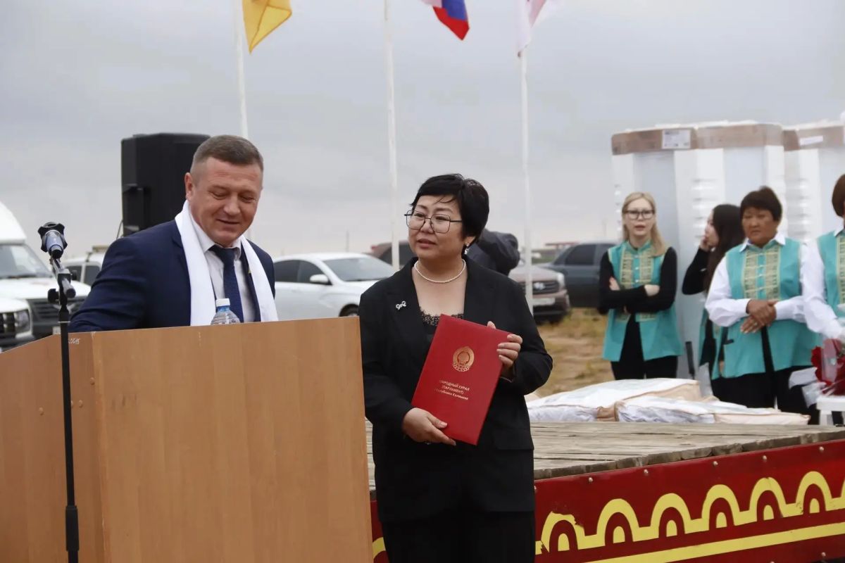 Председатель Народного Хурала (Парламента) Республики Калмыкия Артем Михайлов посетил поселок Адык Черноземельского района РК, где сегодня состоялись праздничные мероприятия Председатель Народного Хурала (Парламента) Республики Калмыкия Артем Михайлов посетил поселок Адык Черноземельского района РК, где сегодня состоялись праздничные мероприятия
