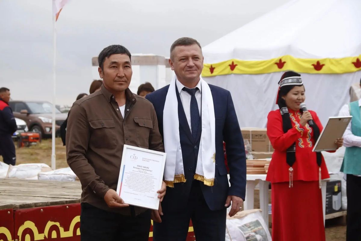 Председатель Народного Хурала (Парламента) Республики Калмыкия Артем Михайлов посетил поселок Адык Черноземельского района РК, где сегодня состоялись праздничные мероприятия Председатель Народного Хурала (Парламента) Республики Калмыкия Артем Михайлов посетил поселок Адык Черноземельского района РК, где сегодня состоялись праздничные мероприятия
