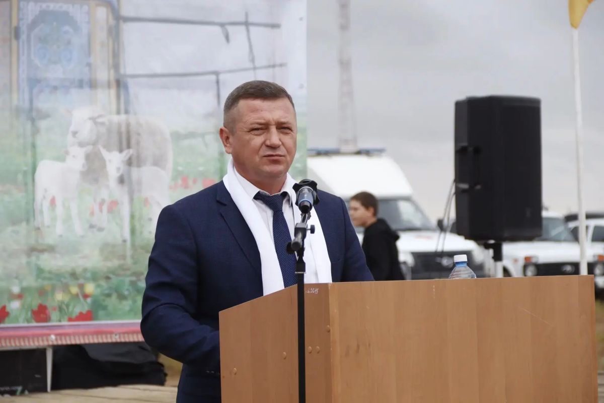 Председатель Народного Хурала (Парламента) Республики Калмыкия Артем Михайлов посетил поселок Адык Черноземельского района РК, где сегодня состоялись праздничные мероприятия Председатель Народного Хурала (Парламента) Республики Калмыкия Артем Михайлов посетил поселок Адык Черноземельского района РК, где сегодня состоялись праздничные мероприятия