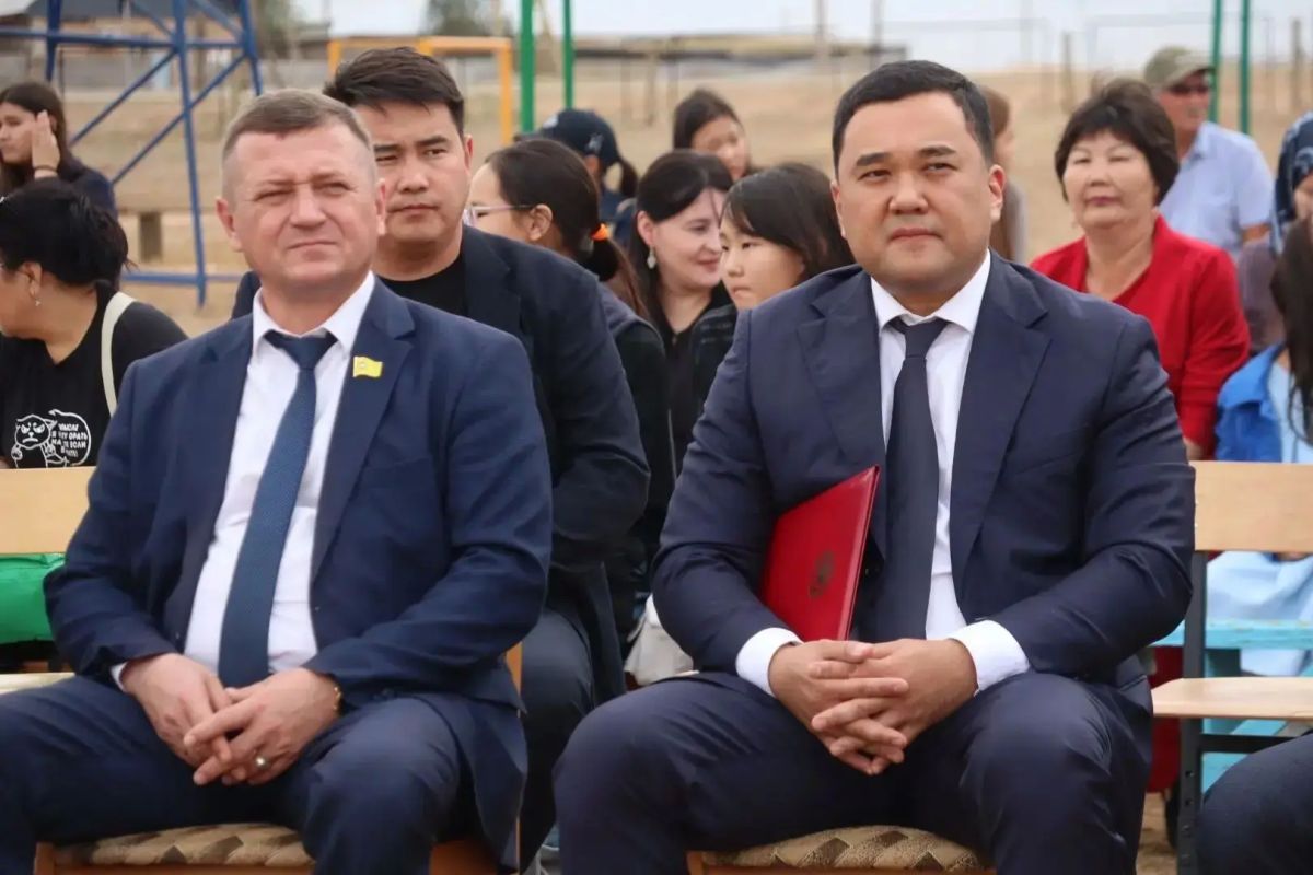 Председатель Народного Хурала (Парламента) Республики Калмыкия Артем Михайлов посетил поселок Адык Черноземельского района РК, где сегодня состоялись праздничные мероприятия Председатель Народного Хурала (Парламента) Республики Калмыкия Артем Михайлов посетил поселок Адык Черноземельского района РК, где сегодня состоялись праздничные мероприятия