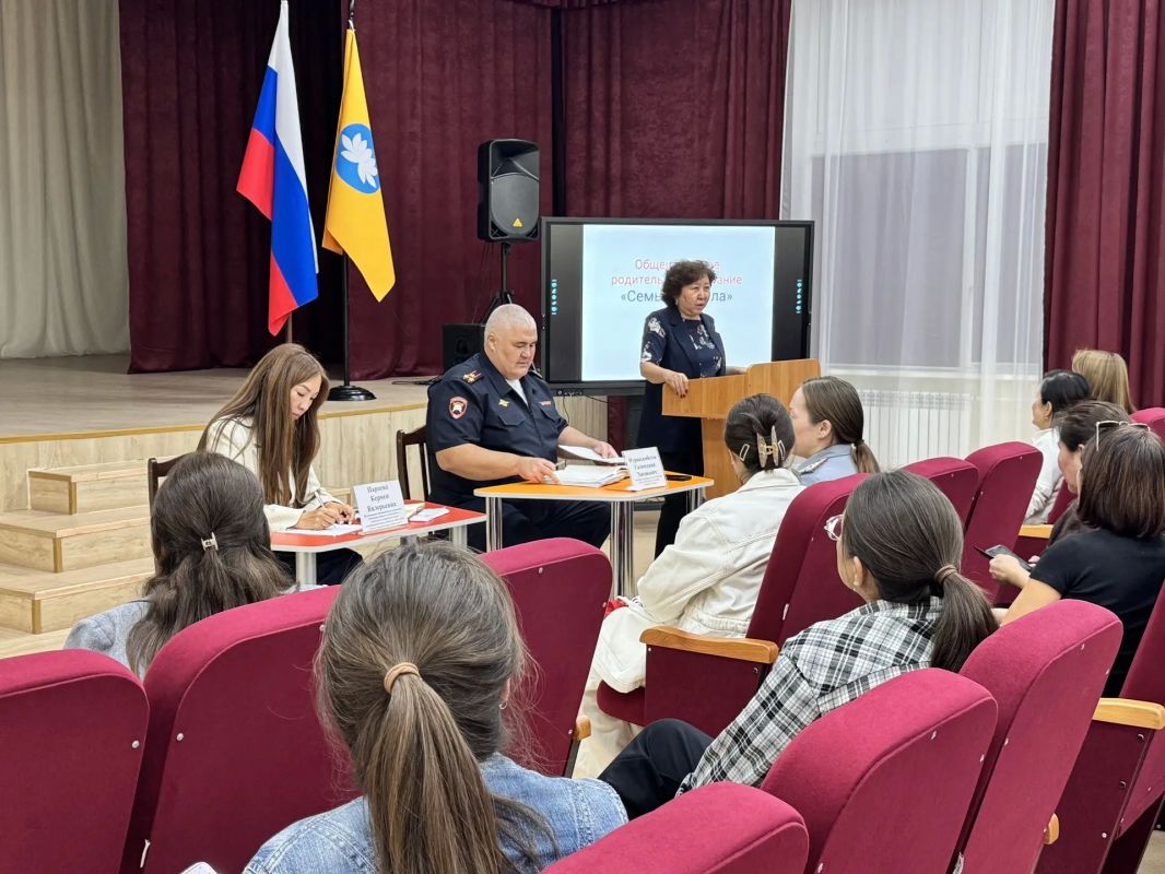 Главный государственный инспектор безопасности дорожного движения Калмыкии принял участие в общешкольном родительском собрании в Элисте Главный государственный инспектор безопасности дорожного движения Калмыкии принял участие в общешкольном родительском собрании в Элисте