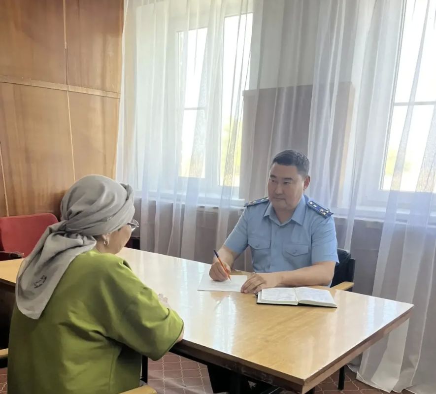 Прокурор Приютненского района провел выездной прием жителей п. Бурата и п. Песчаный Прокурор Приютненского района провел выездной прием жителей п. Бурата и п. Песчаный