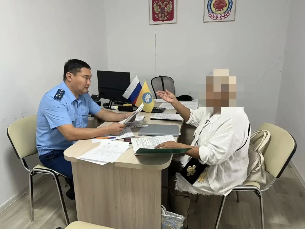 Прокурор Приютненского района провел выездной прием жителей п. Бурата и п. Песчаный Прокурор Приютненского района провел выездной прием жителей п. Бурата и п. Песчаный