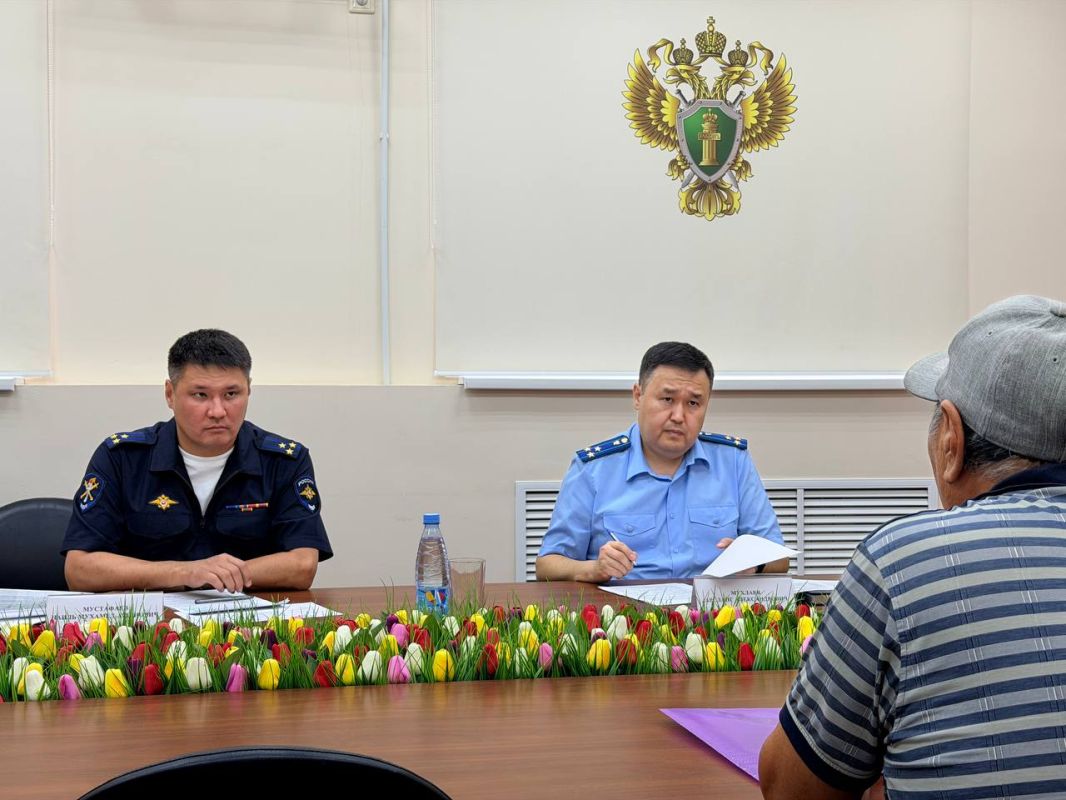 Заместитель прокурора республики совместно с заместителем министра внутренних дел по Республике Калмыкия провели прием граждан по вопросам соблюдения уголовно-процессуального законодательства Заместитель прокурора республики совместно с заместителем министра внутренних дел по Республике Калмыкия провели прием граждан по вопросам соблюдения уголовно-процессуального законодательства