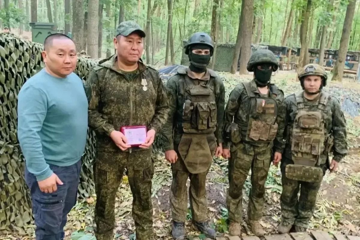 На передовой наградили троих военнослужащих из Калмыкии На передовой наградили троих военнослужащих из Калмыкии