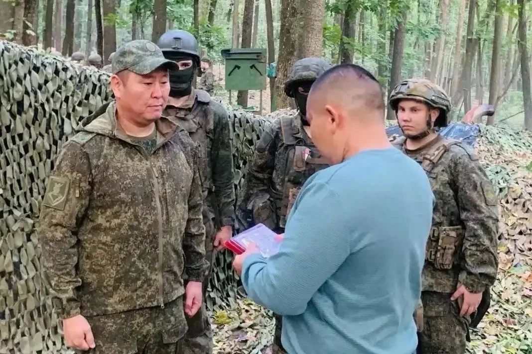 На передовой наградили троих военнослужащих из Калмыкии На передовой наградили троих военнослужащих из Калмыкии