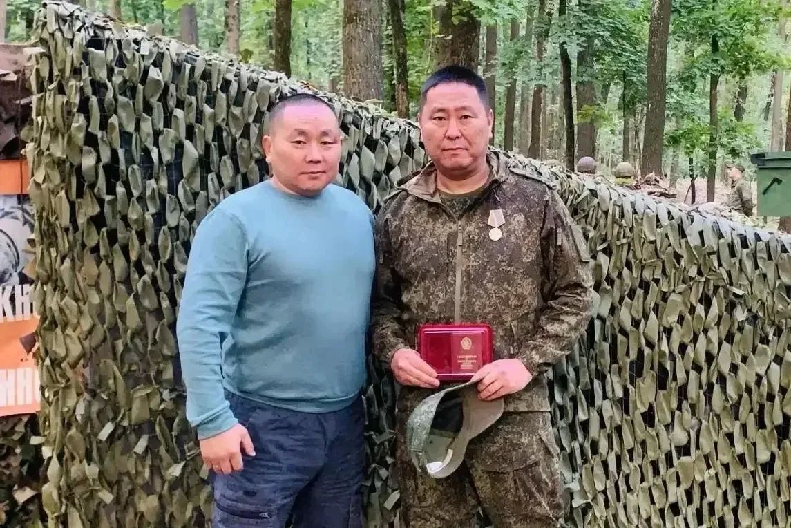 На передовой наградили троих военнослужащих из Калмыкии На передовой наградили троих военнослужащих из Калмыкии