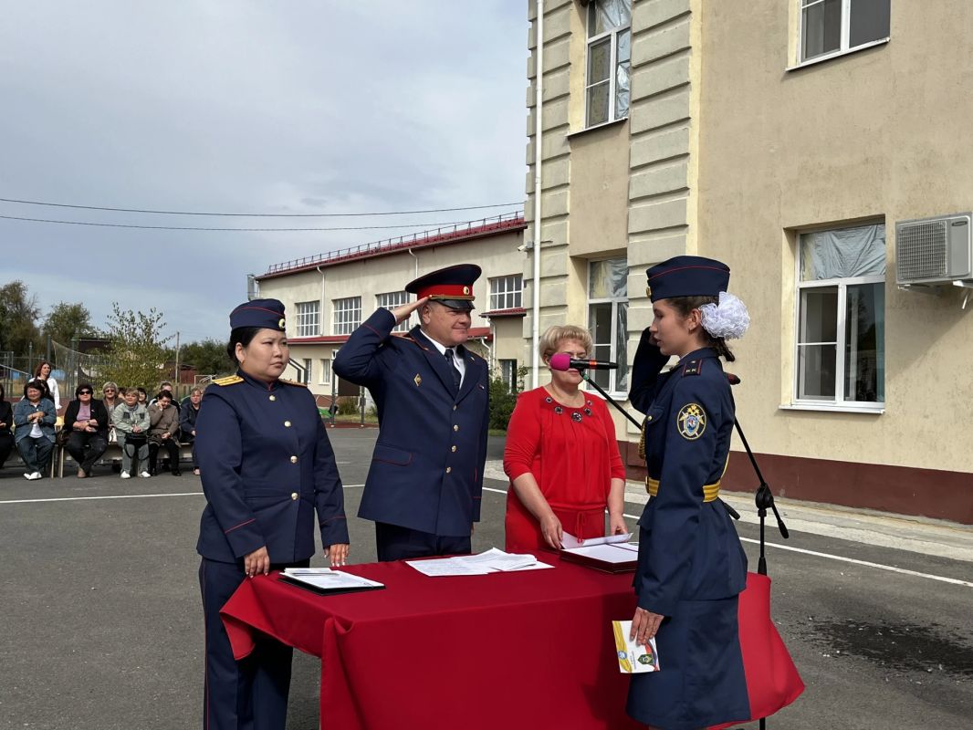 В Калмыкии прошла торжественная церемония принесения клятвы кадета учащимися профильного класса СК России В Калмыкии прошла торжественная церемония принесения клятвы кадета учащимися профильного класса СК России