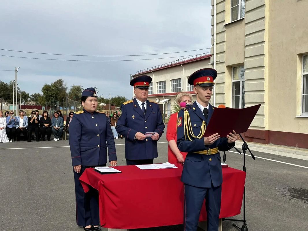 В Калмыкии прошла торжественная церемония принесения клятвы кадета учащимися профильного класса СК России В Калмыкии прошла торжественная церемония принесения клятвы кадета учащимися профильного класса СК России