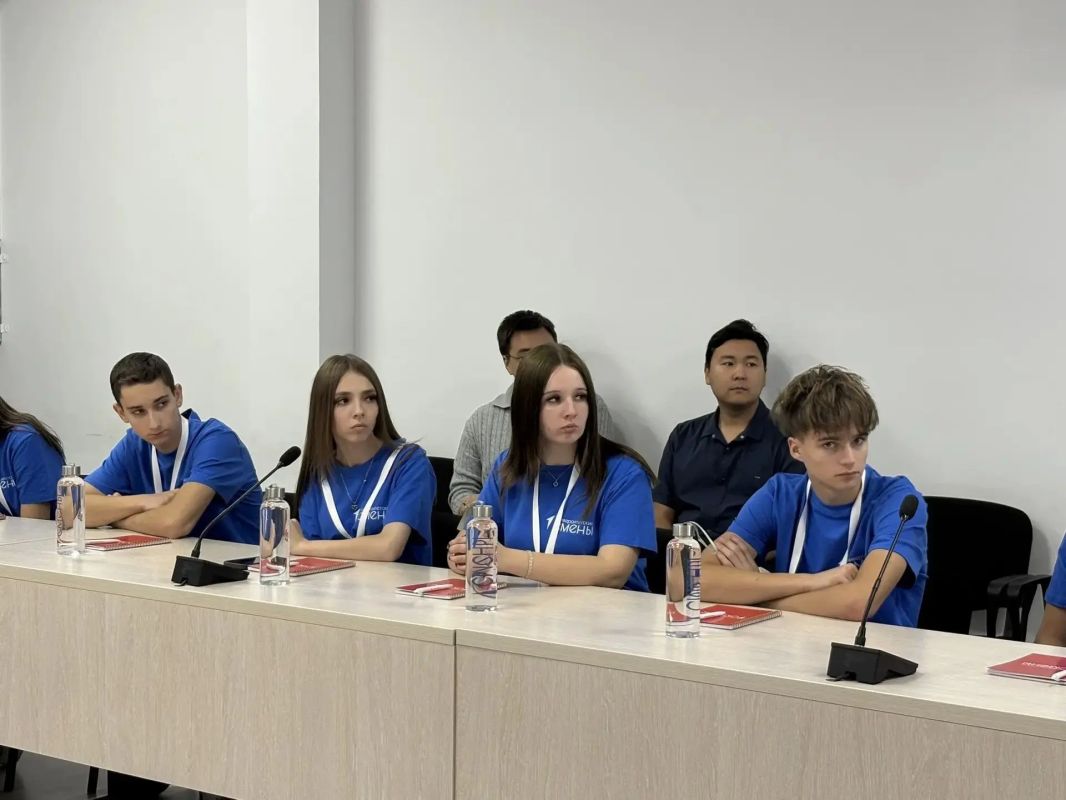 В Элисту приехали 25 ребят из города Ровеньки Луганской Народной Республики - они стали участниками федерального проекта «Университетские смены» В Элисту приехали 25 ребят из города Ровеньки Луганской Народной Республики - они стали участниками федерального проекта «Университетские смены»