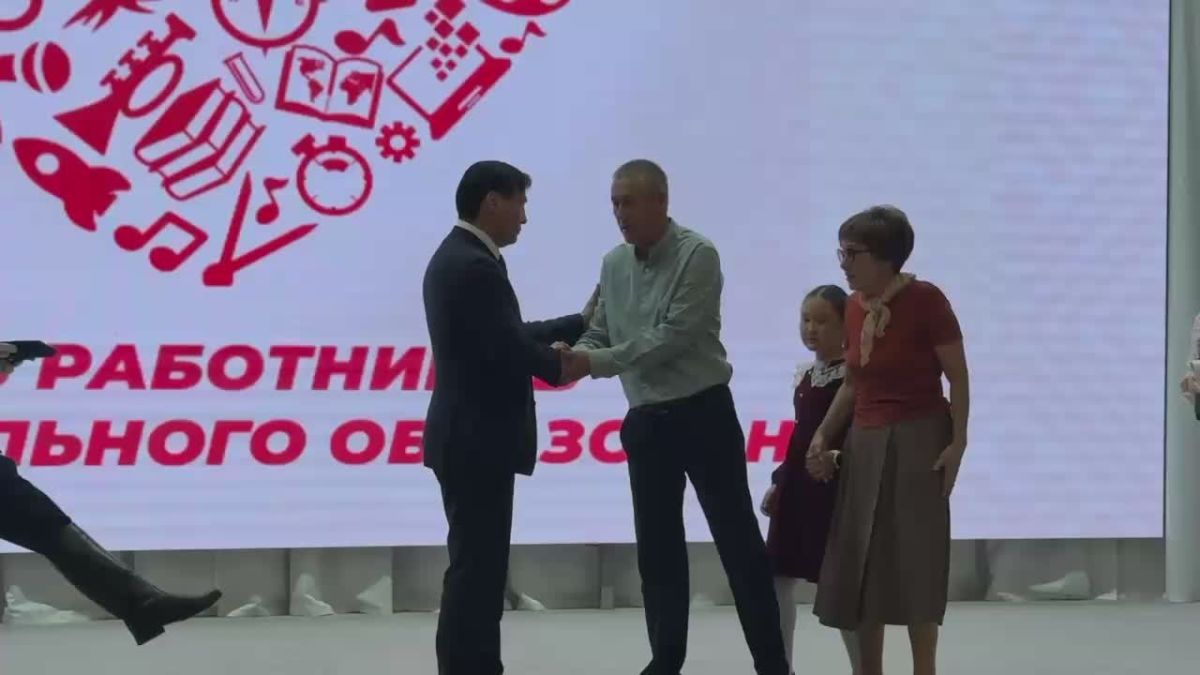 В Доме Правительства Калмыкии посмертно наградили учителя Мирхата Уразалиева