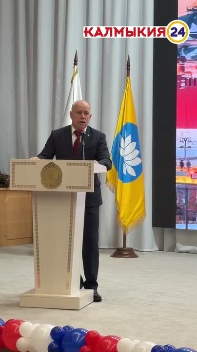 Учителей поздравил Главный федеральный инспектор по Республике Калмыкия Аппарата полномочного представителя Президента РФ в ЮФО Александр Беляев