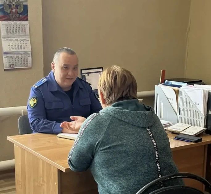 Прокурор Сарпинского района провел выездной прием граждан в с. Обильное