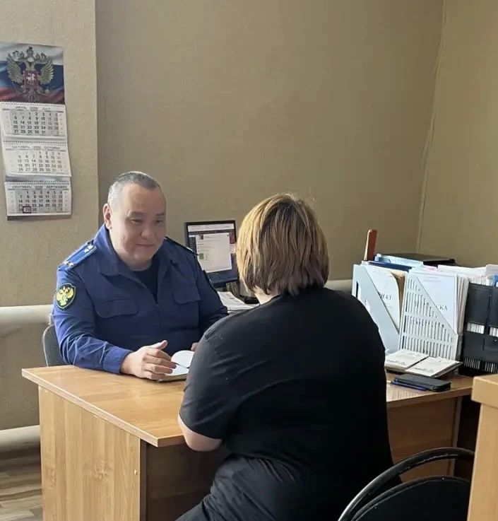 Прокурор Сарпинского района провел выездной прием граждан в с. Обильное Прокурор Сарпинского района провел выездной прием граждан в с. Обильное