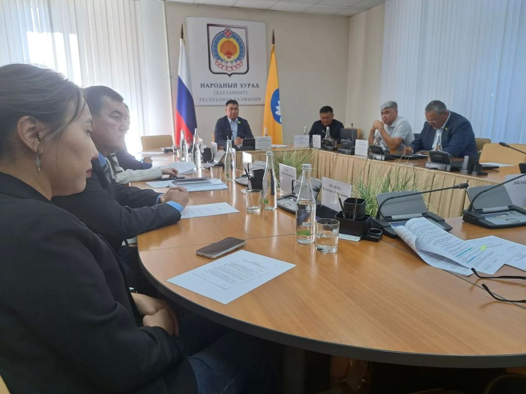 Под председательством Очира Халгаева состоялось заседание комитета по бюджету, налогам, собственности, экономической политике и предпринимательству Народного Хурала (Парламента) Республики Калмыкия Под председательством Очира Халгаева состоялось заседание комитета по бюджету, налогам, собственности, экономической политике и предпринимательству Народного Хурала (Парламента) Республики Калмыкия